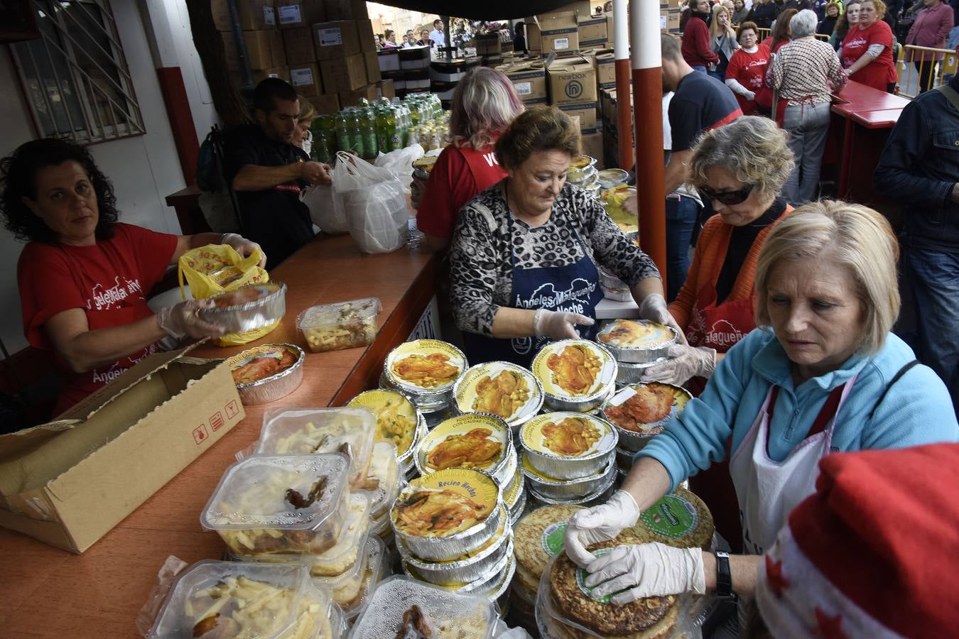 Los Ángeles Malagueños de la Noche reparten menús de Nochebuena