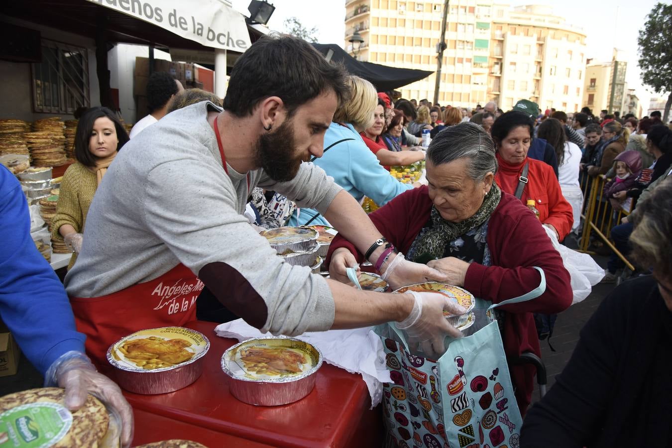 Los Ángeles Malagueños de la Noche reparten menús de Nochebuena