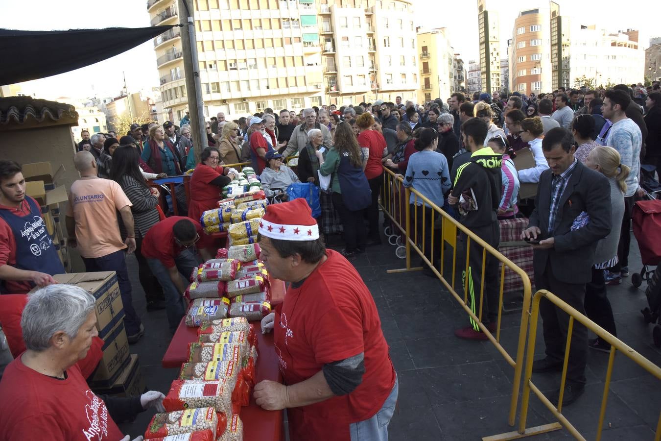 Los Ángeles Malagueños de la Noche reparten menús de Nochebuena