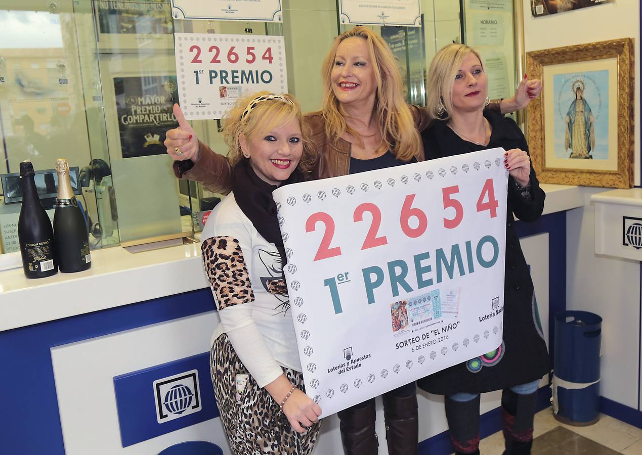 La dueñas de la Administración número 27 "La Milagrosa" de Granada celebran haber vendido una serie del 22654, primer premio.