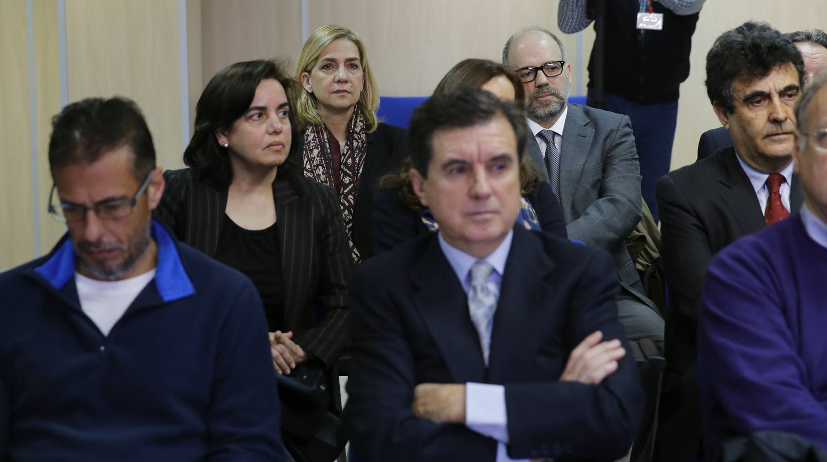 De izda a dcha y detrás a delante, la infanta Cristina, Salvador Trinxet Llorca, Alfonso Grau Alonso (tapado), Ana María Tejeiro Losada, Mercedes Coghen Alberdingk (tapada), Luis Lobón Martín, Marco A. Tejeiro Losada, Jaume Matas y Miguel Ángel Bonet Fiol (d, cortado) en el banquillo de los acusados.