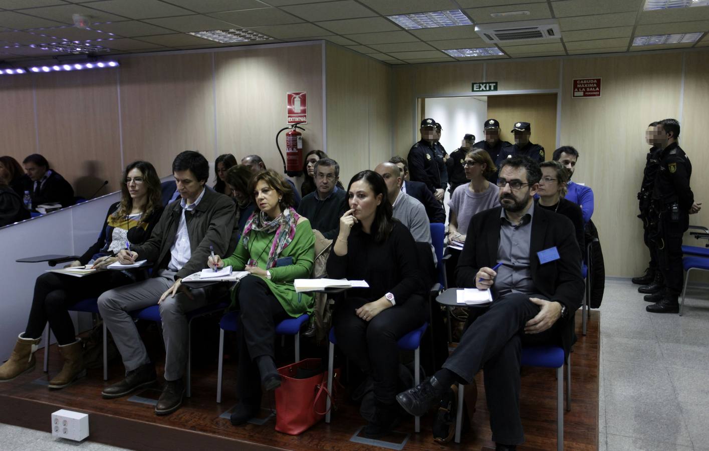 Periodistas siguiendo el juicio.