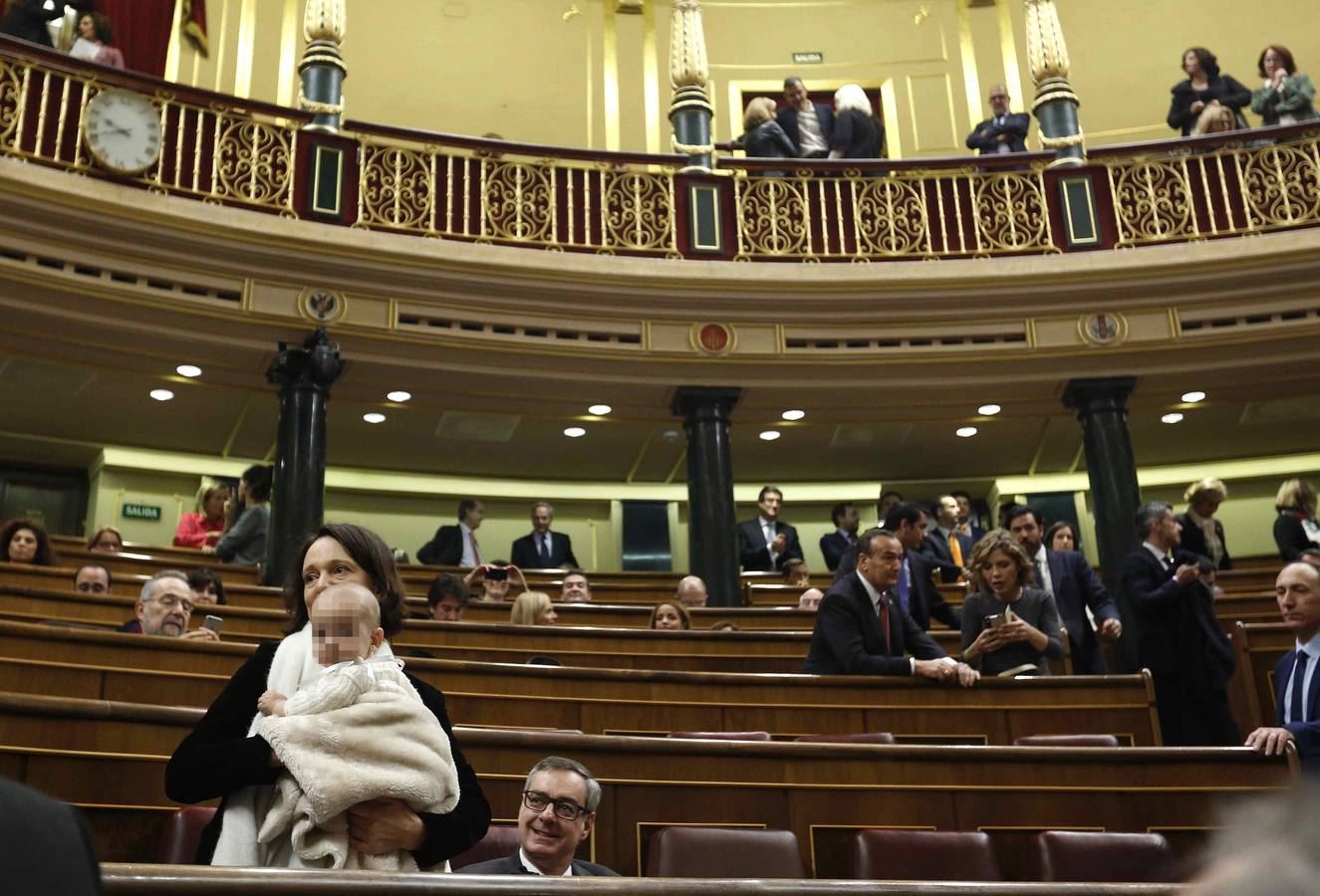 Carolina Bescansa acude a la sesión constituva del Congreso de los Diputados con su bebé