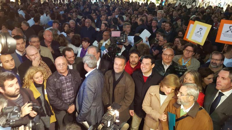 Cientos de personas se concentran en Málaga en apoyo de La Cónsula