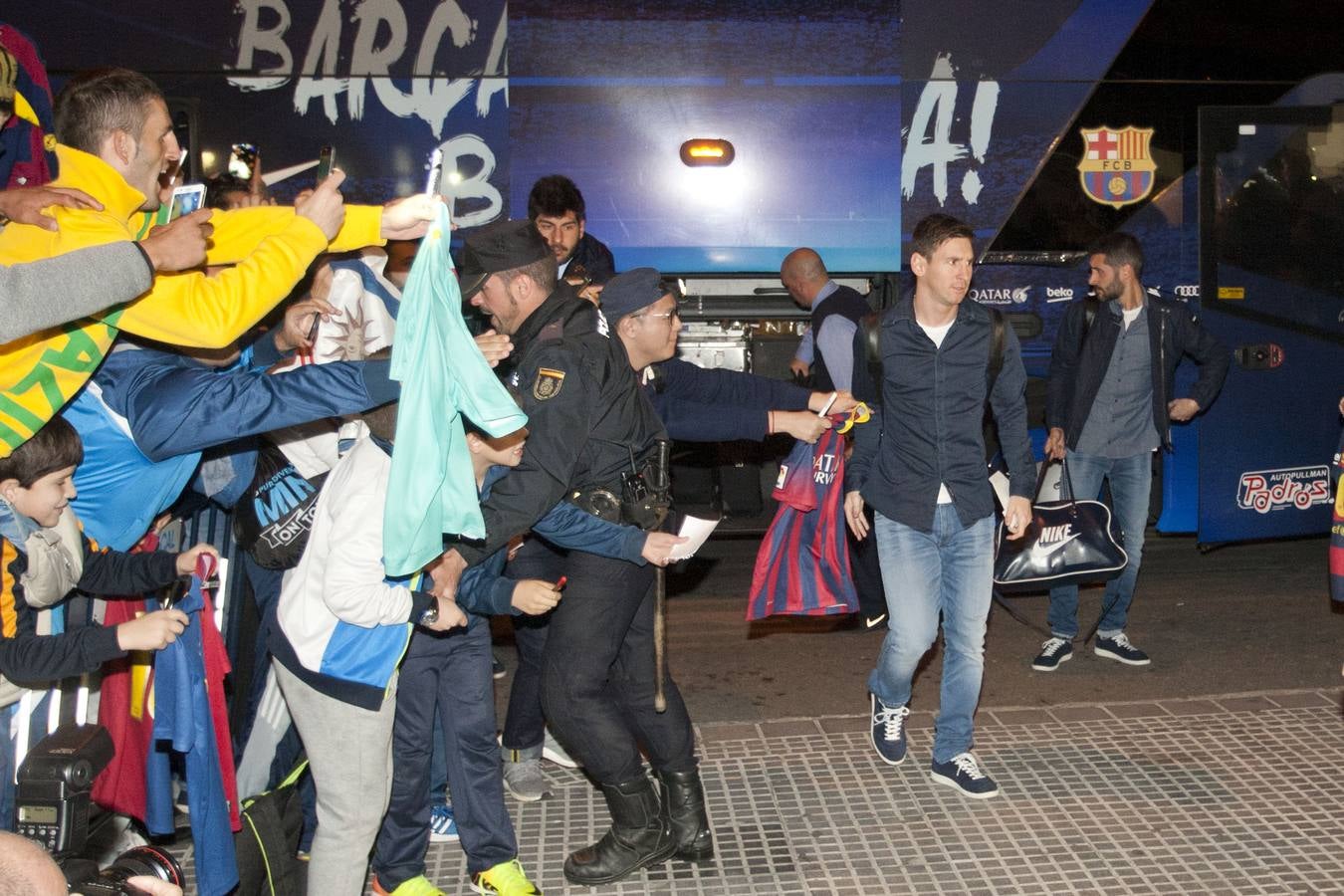 Muchos aficionados recibieron al Barcelona a su llegada a Málaga