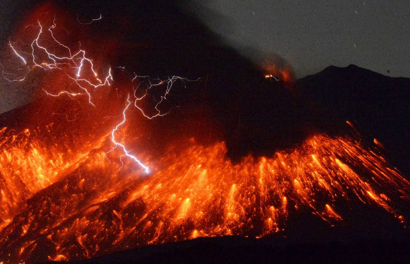 Fotos de la entrada en erupción del volcán Sakurajima