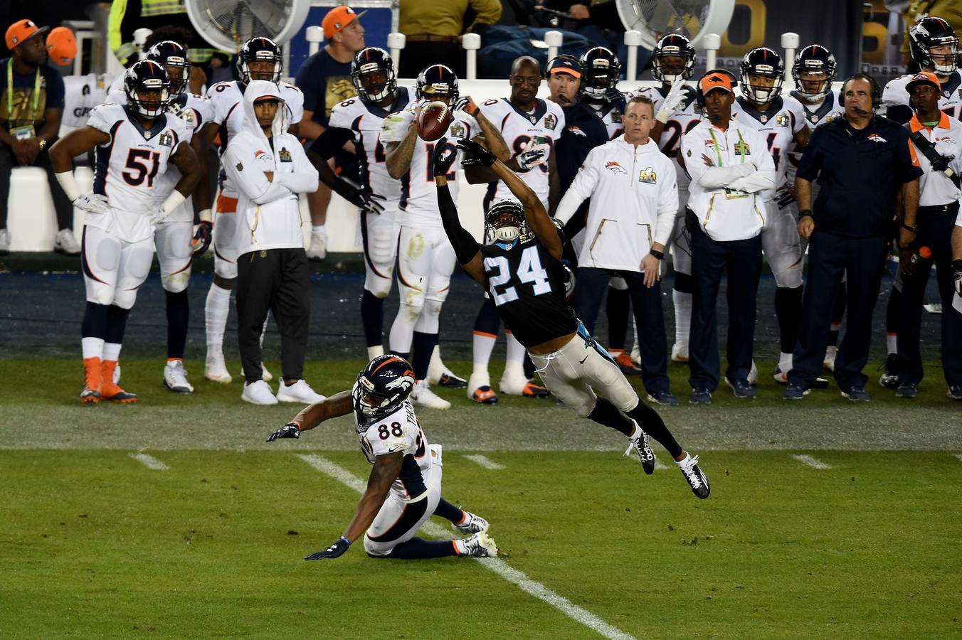 Los Broncos maniatan a los Panthers en la Super Bowl