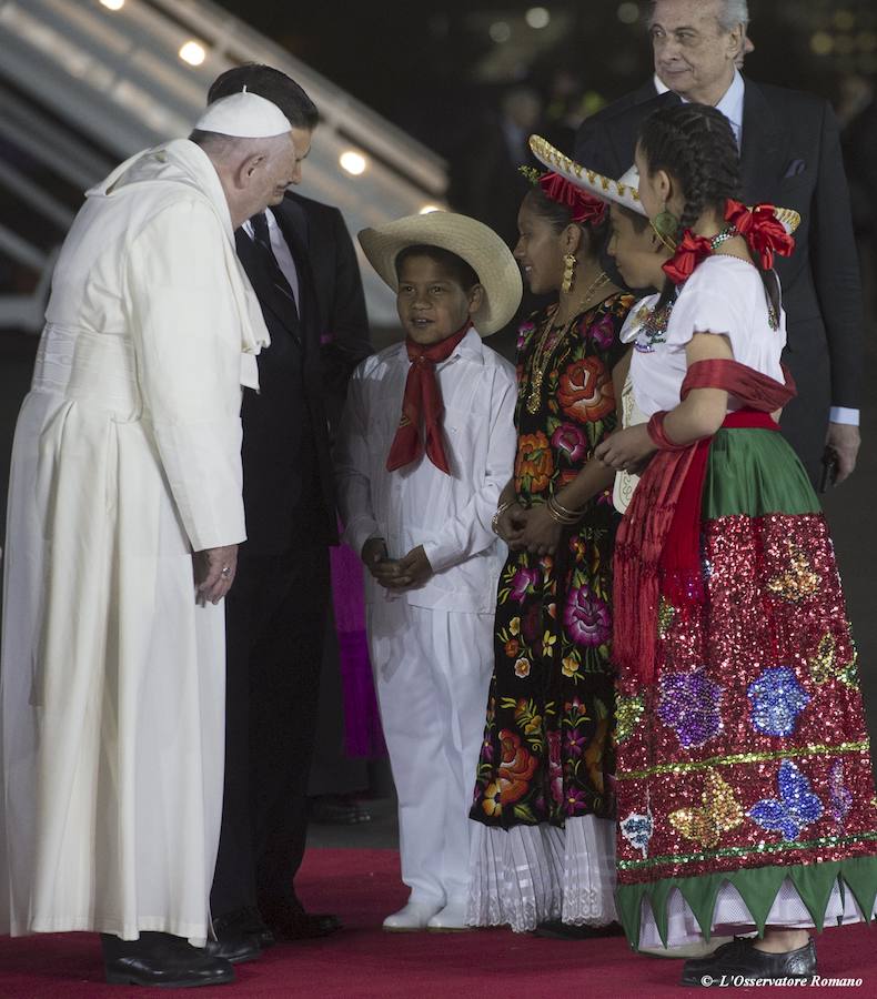 El papa Francisco, recibido por el presidente mexicano y varios niños con trajes regionales a su llegada al país.