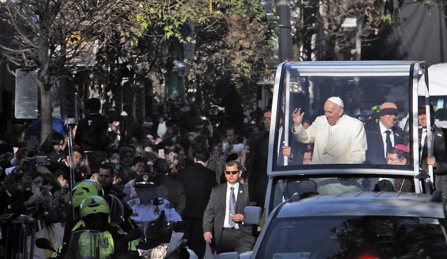 Miles de personas han recibido al papa Francisco a su llegada a México.