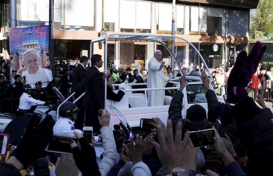 Miles de personas han recibido al papa Francisco a su llegada a México.