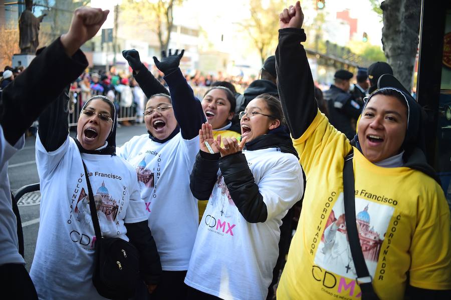 Miles de personas han recibido al papa Francisco a su llegada a México.