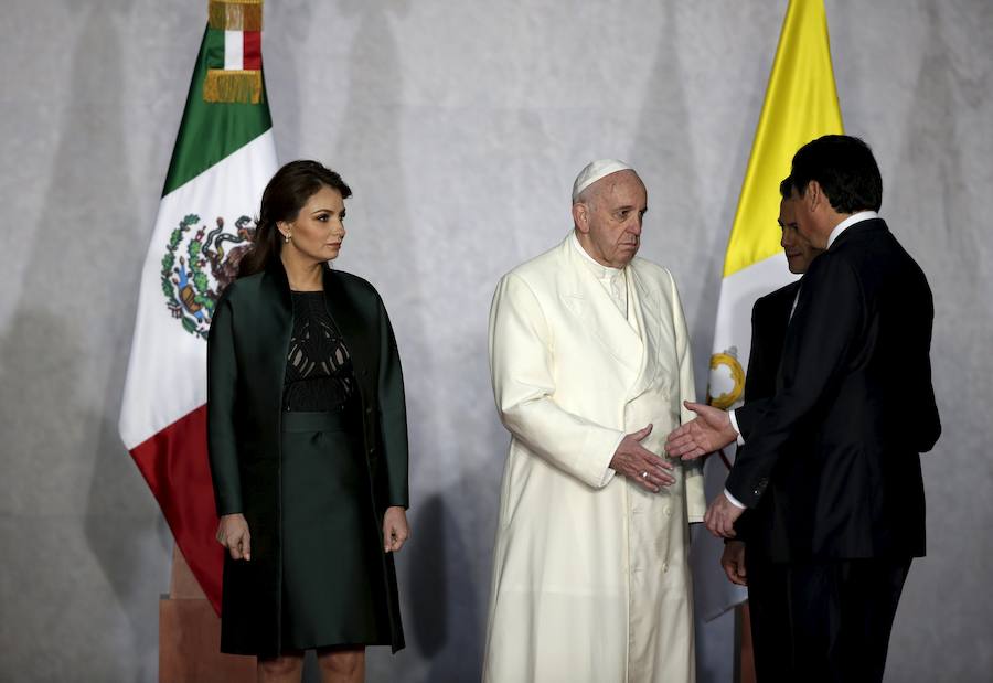 El papa Francisco, junto al presidente de México, Enrique Pena Nieto, y la primera dama, Angélica Rivera, en el Palacio Nacional de México.