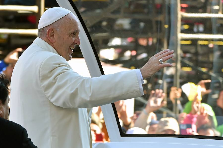 Miles de personas han recibido al papa Francisco a su llegada a México.