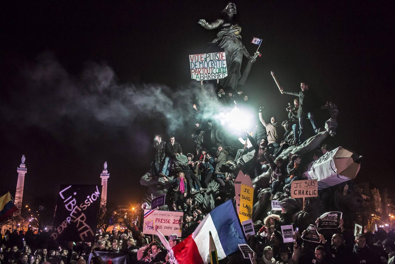 Segundo premio individual de la categoría de temas de actualidad. La fotografía muestra a un grupo de personas participando en una manifestación antiterrorista organizada tras los atentados a la revista satírica Charlie Hebdo, en París el 11 de enero de 2015.