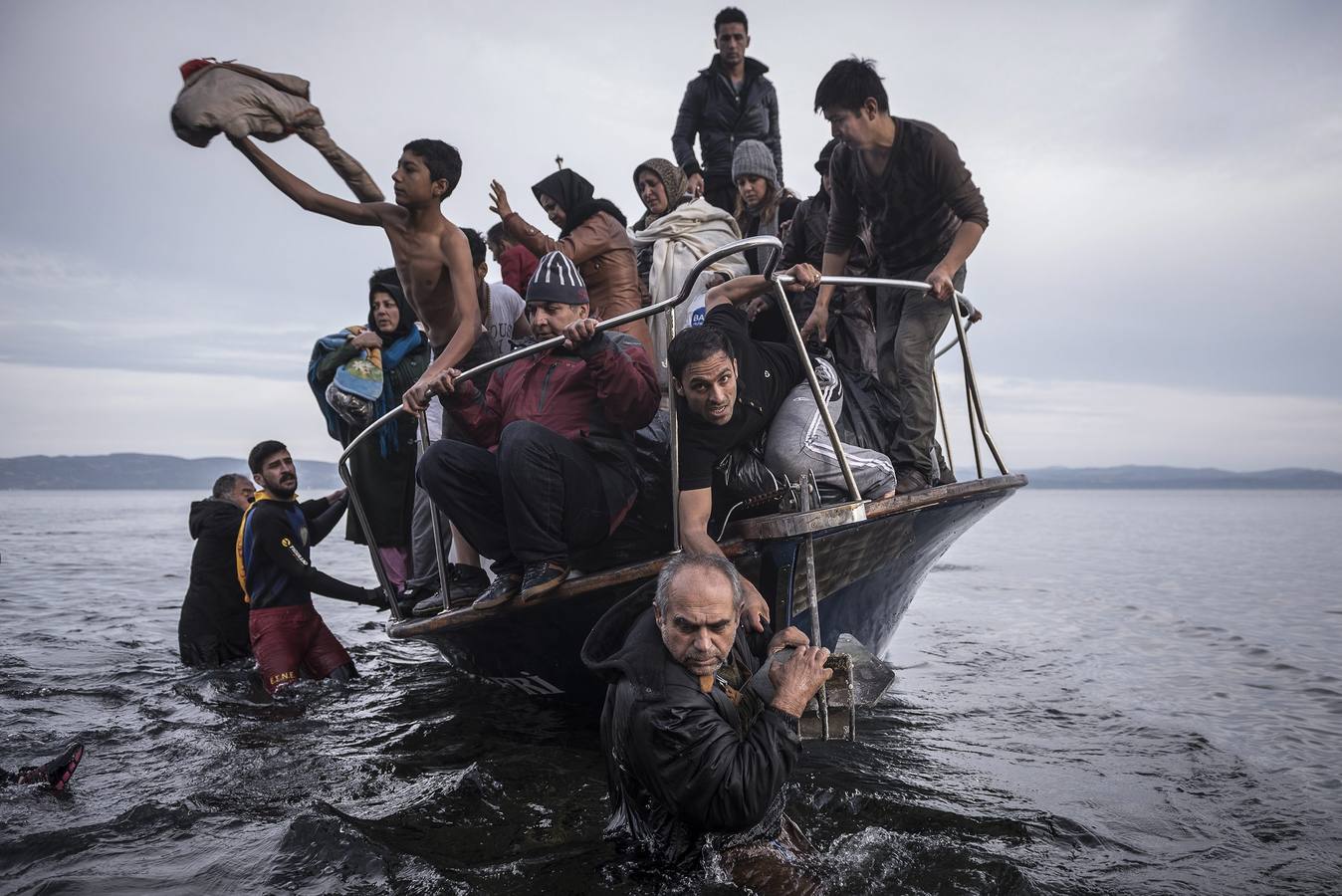 Foto de la serie ganadora de la categoría de 'Noticias de actualidad'. La fotografía muestra a un grupo de refugiados a su llegada a la isla de Lesbos (Grecia) en noviembre de 2015.