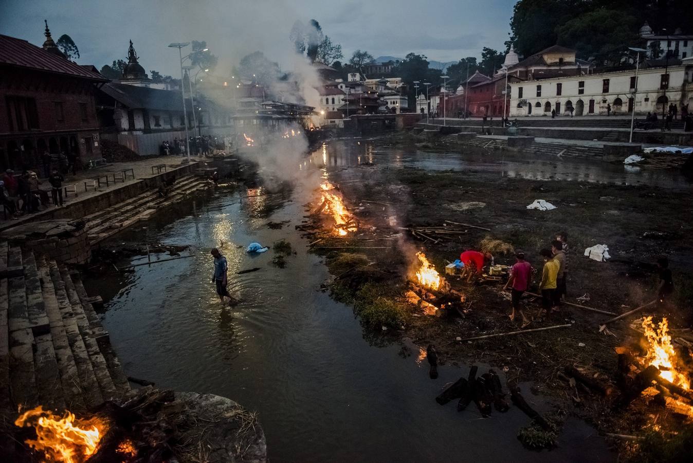 Fotografía de la serie ganadora del Premio categoría 'Historias'. Tomada por el fotógrafo australiano del New York Times Daniel Berehulak. La fotografía muestra varias piras funerarias de las vícitmas del terremoto de Nepal, que dejó más de 8.000 muertos, ardiendo en el templo de Pashupatinath, en Katmandú (Nepal) el 8 de abril de 2015