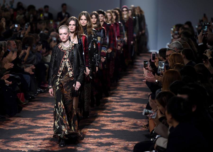 La moda del próximo otoño e invierno se exhibe en Milán