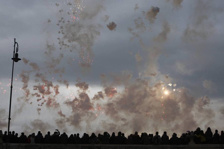 Una espectacular mascletà aérea abre las Fallas 2016