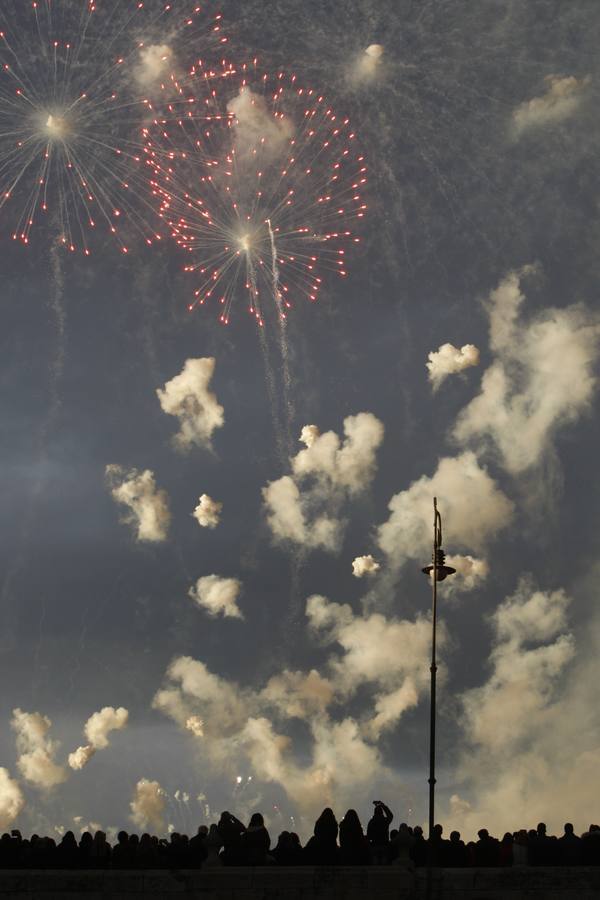 Una espectacular mascletà aérea abre las Fallas 2016