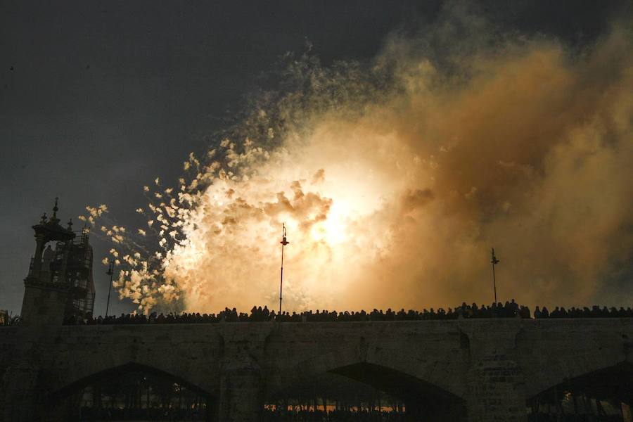 Una espectacular mascletà aérea abre las Fallas 2016