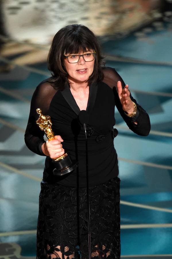 Margaret Sixel recibe el Oscar al mejor montaje.