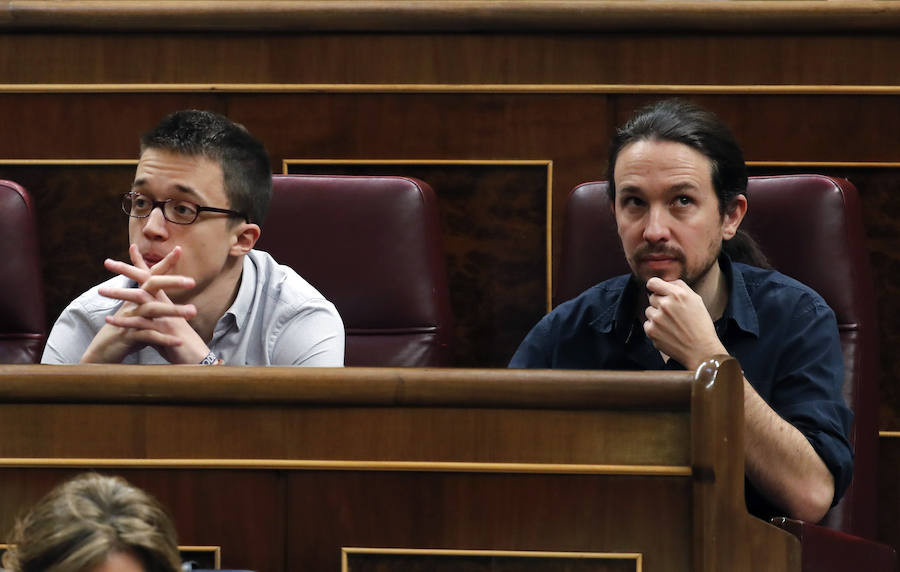 Los líderes de Podemos Íñigo Errejón y Pablo Iglesias, en el Congreso durante la intervención de Sánchez.