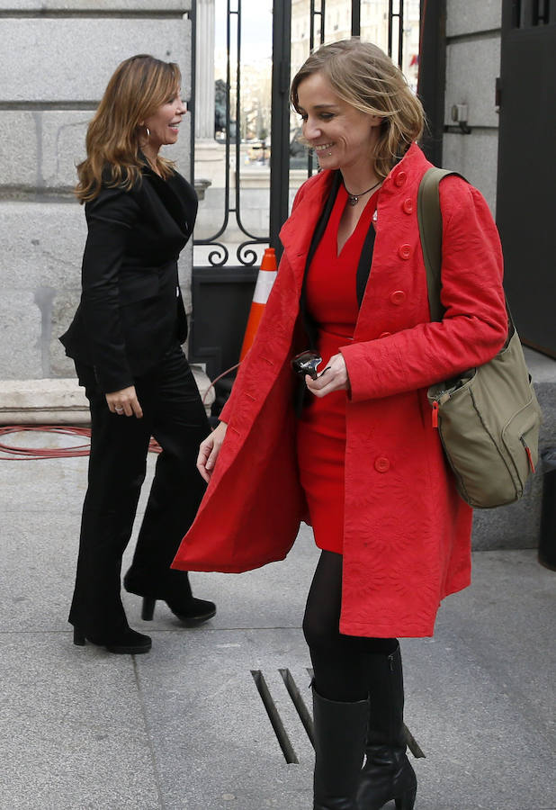 Las diputadas de Podemos Tania Sánchez (d) y del PP, Alicia Sánchez Camacho, a su llegada a la sesión plenaria en la que se celebra la segunda votación de investidura de Pedro Sánchez.