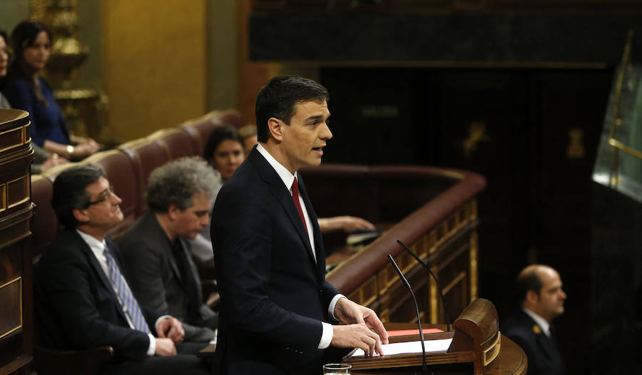 El secretario general del PSOE, Pedro Sánchez, durante su intervención en la sesión plenaria en la que se celebra la segunda votación de su investidura, hoy en el Congreso de los Diputados, tras la primera realizada el pasado miércoles.