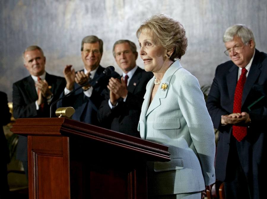 Nancy Reagan, durante la ceremonia de entrega de la Medalla de Oro del Congreso a su marido en 2002.