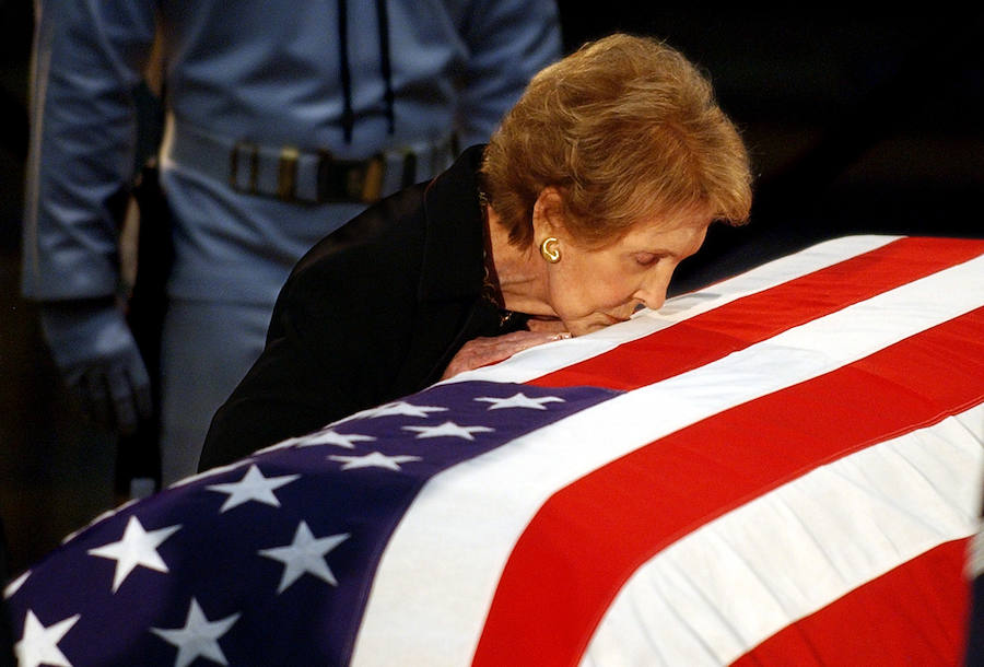 Nancy Reagan besa la bandera de EE UU sobre el féretro de su marido durante el funeral celebrado en 2004.