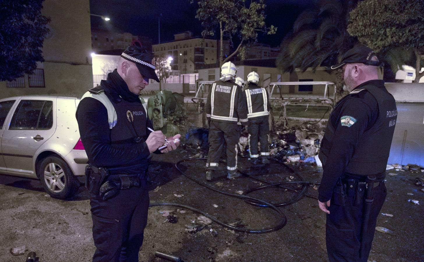 Una noche en llamas: SUR acompaña a los servicios de emergencias en la madrugada más conflictiva de la huelga de basura