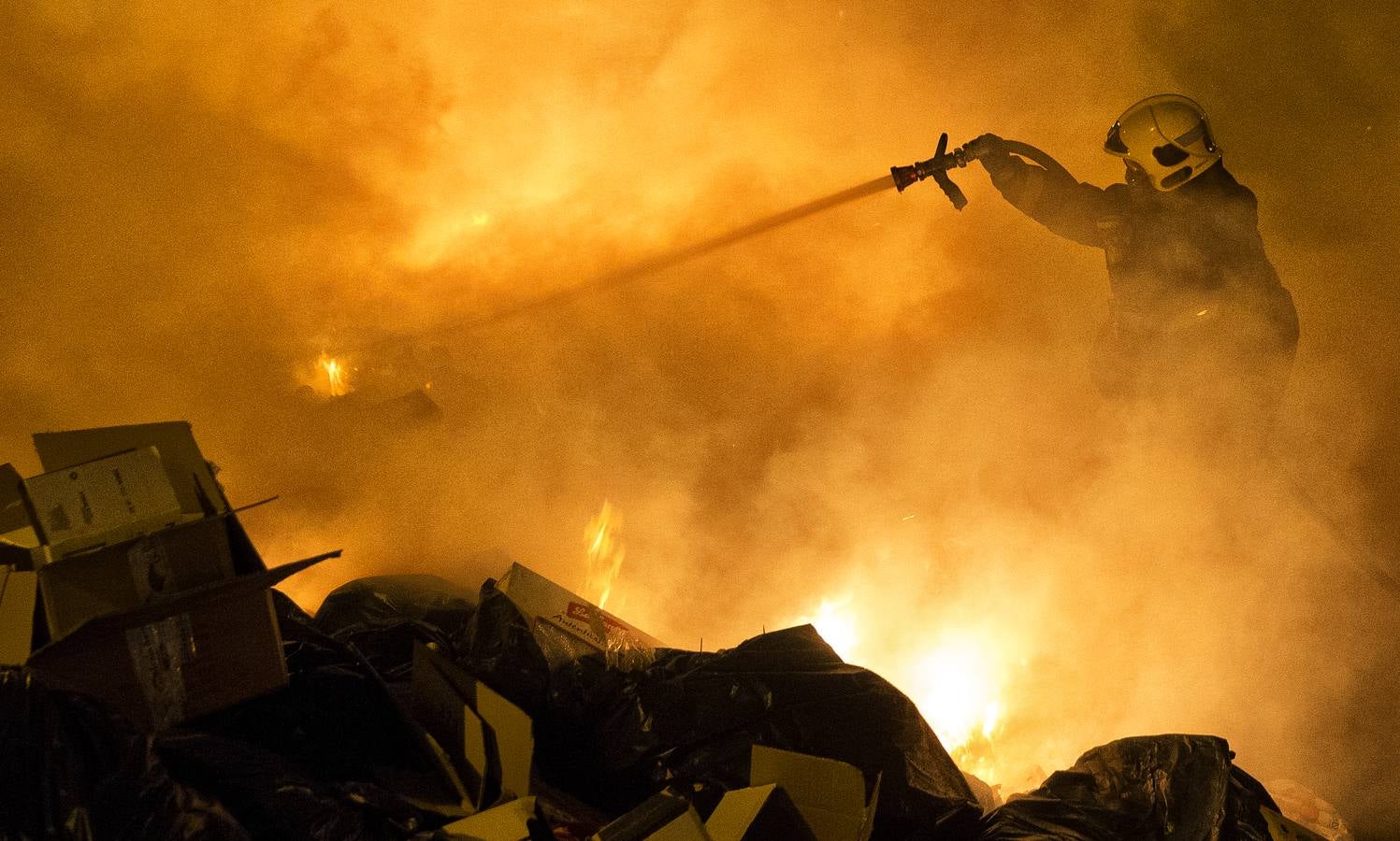 Una noche en llamas: SUR acompaña a los servicios de emergencias en la madrugada más conflictiva de la huelga de basura