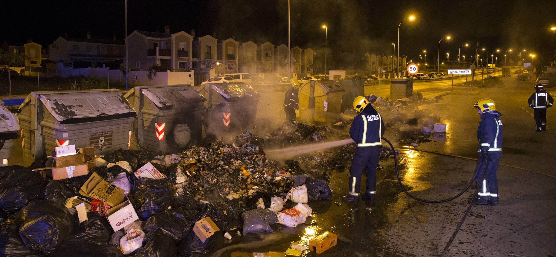 Una noche en llamas: SUR acompaña a los servicios de emergencias en la madrugada más conflictiva de la huelga de basura
