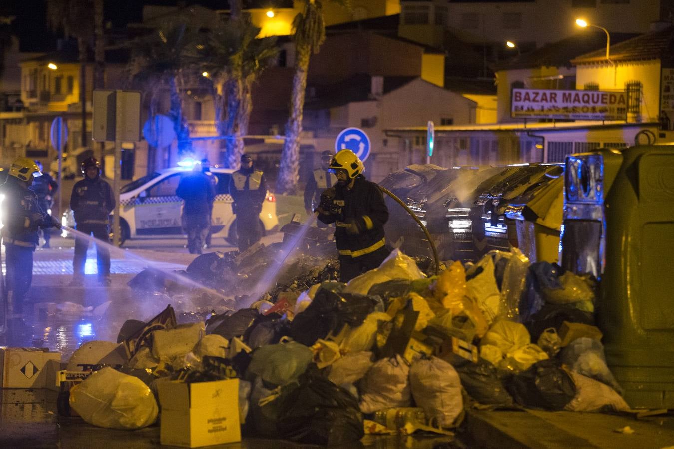 Una noche en llamas: SUR acompaña a los servicios de emergencias en la madrugada más conflictiva de la huelga de basura