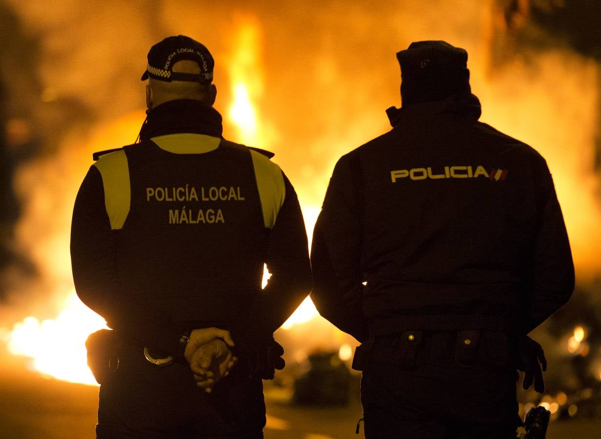 Una noche en llamas: SUR acompaña a los servicios de emergencias en la madrugada más conflictiva de la huelga de basura