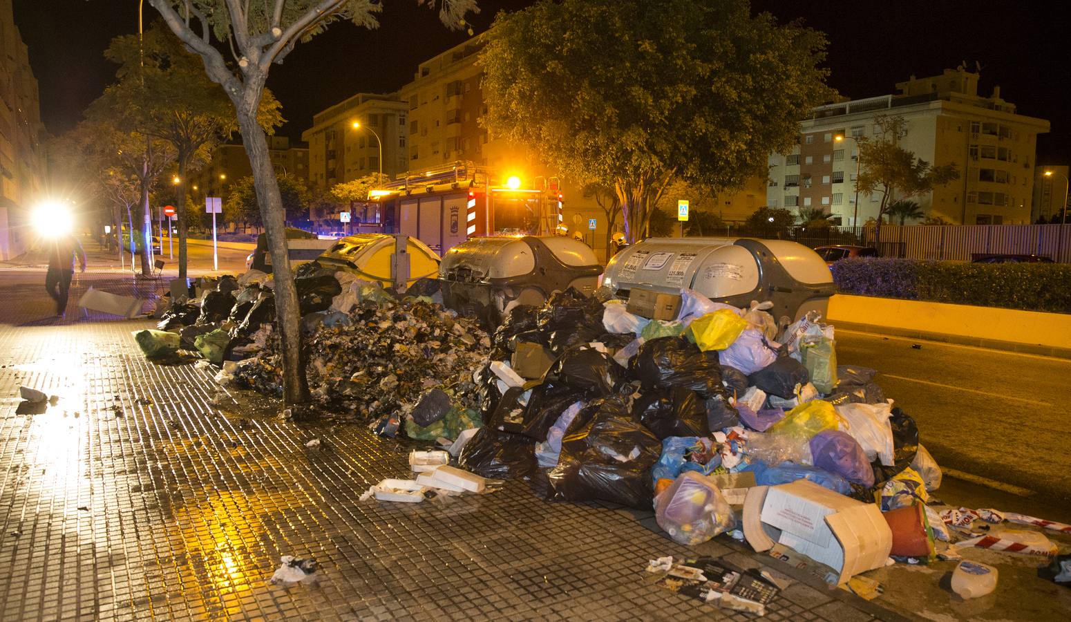 Una noche en llamas: SUR acompaña a los servicios de emergencias en la madrugada más conflictiva de la huelga de basura