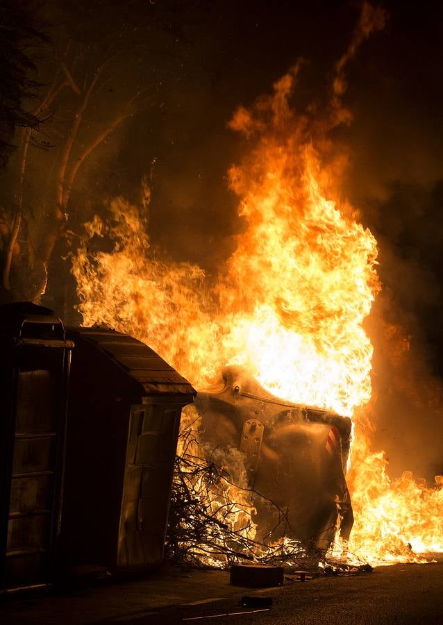 Una noche en llamas: SUR acompaña a los servicios de emergencias en la madrugada más conflictiva de la huelga de basura