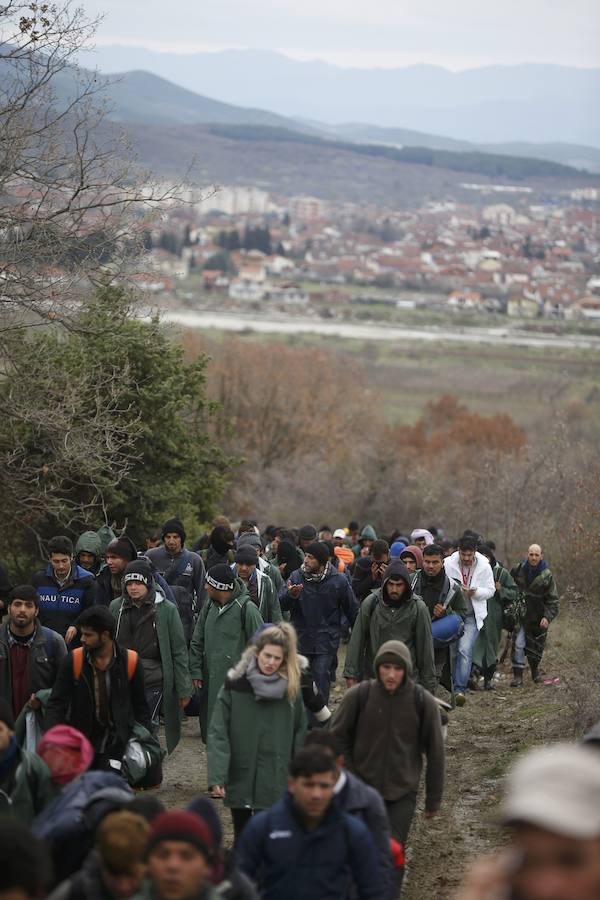 Un millar refugiados logra cruzar de Grecia a Macedonia