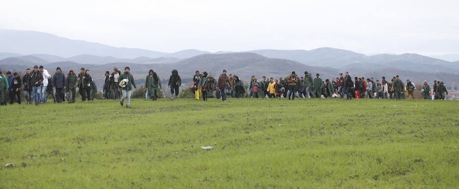 Un millar refugiados logra cruzar de Grecia a Macedonia