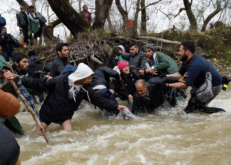 Un millar refugiados logra cruzar de Grecia a Macedonia