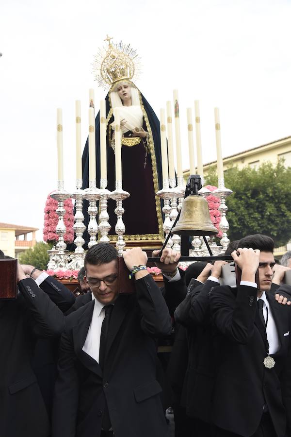 Fotos de los traslados y procesiones del Viernes de Dolores (II)