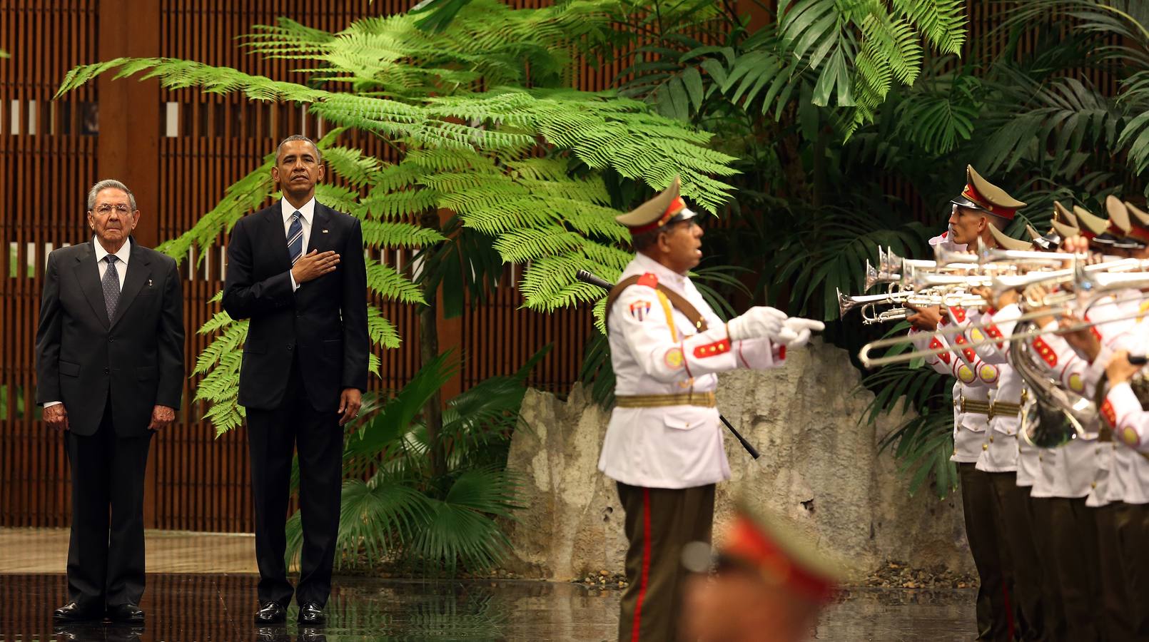 Castro recibe a Obama en su segundo día en La Habana