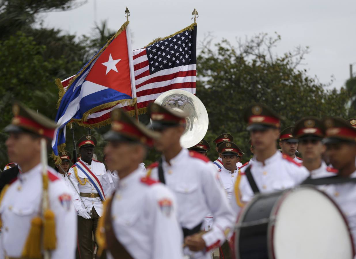 Castro recibe a Obama en su segundo día en La Habana