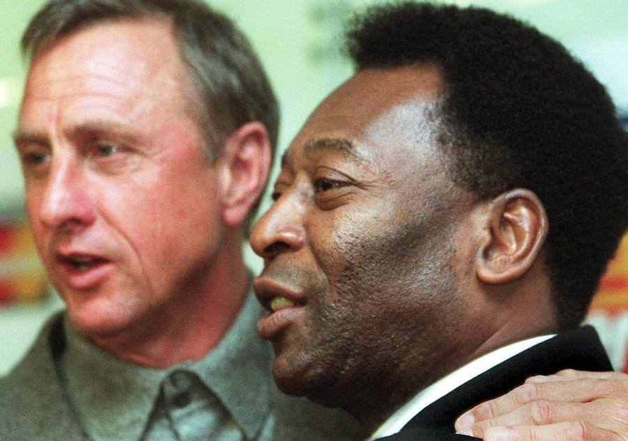 Johan Cruyff, junto al brasileño Pelé, en 1999.