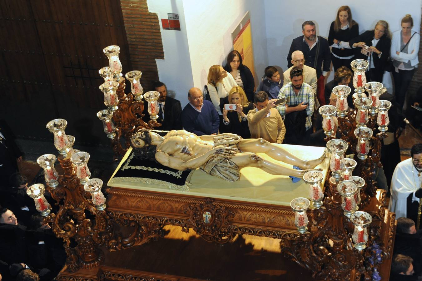 La multitudinaria salida del Cristo Yacente y La Soledad en Marbella, en fotos