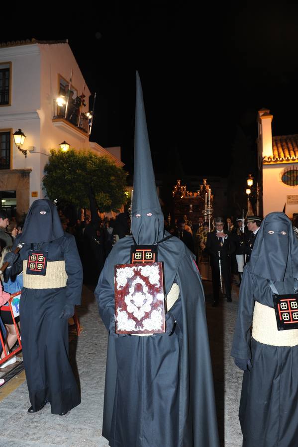 La multitudinaria salida del Cristo Yacente y La Soledad en Marbella, en fotos