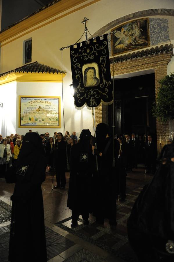 La multitudinaria salida del Cristo Yacente y La Soledad en Marbella, en fotos