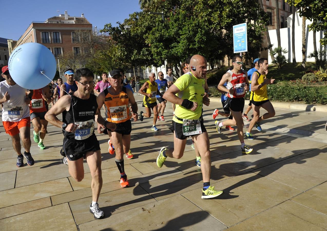 Miles de corredores participan en la Media Maratón Ciudad de Málaga