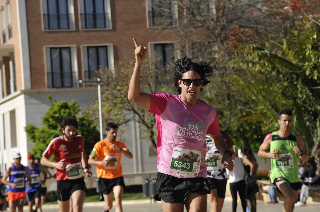 Miles de corredores participan en la Media Maratón Ciudad de Málaga