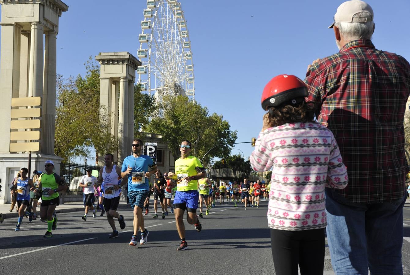 Miles de corredores participan en la Media Maratón Ciudad de Málaga